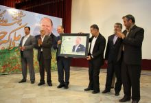 گزارش تصویری از اهداء جوایز  در همایش تجلیل از پرفسور علی اکبر جلالی چهره ماندگار شهرستان شاهرود 